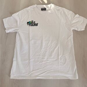 The world is yours valiant apparel tee Size Large